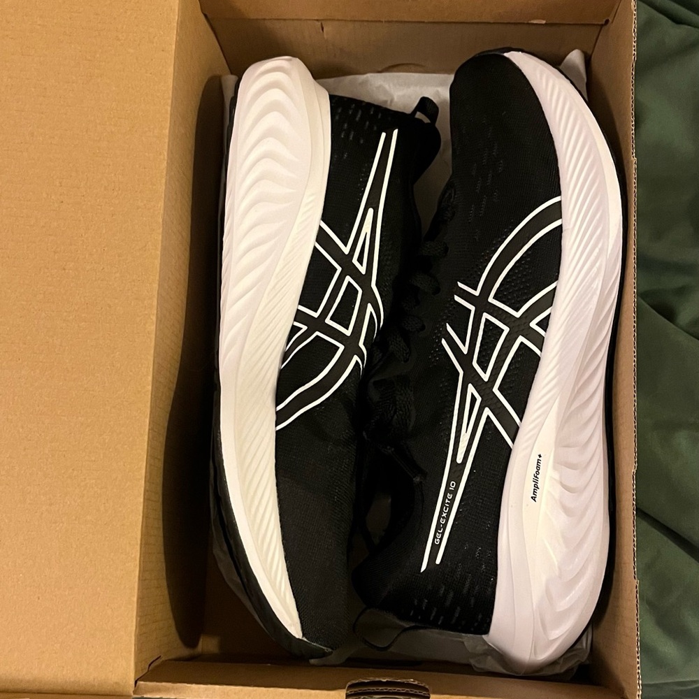 Like new ASICS shoes black and white size 9